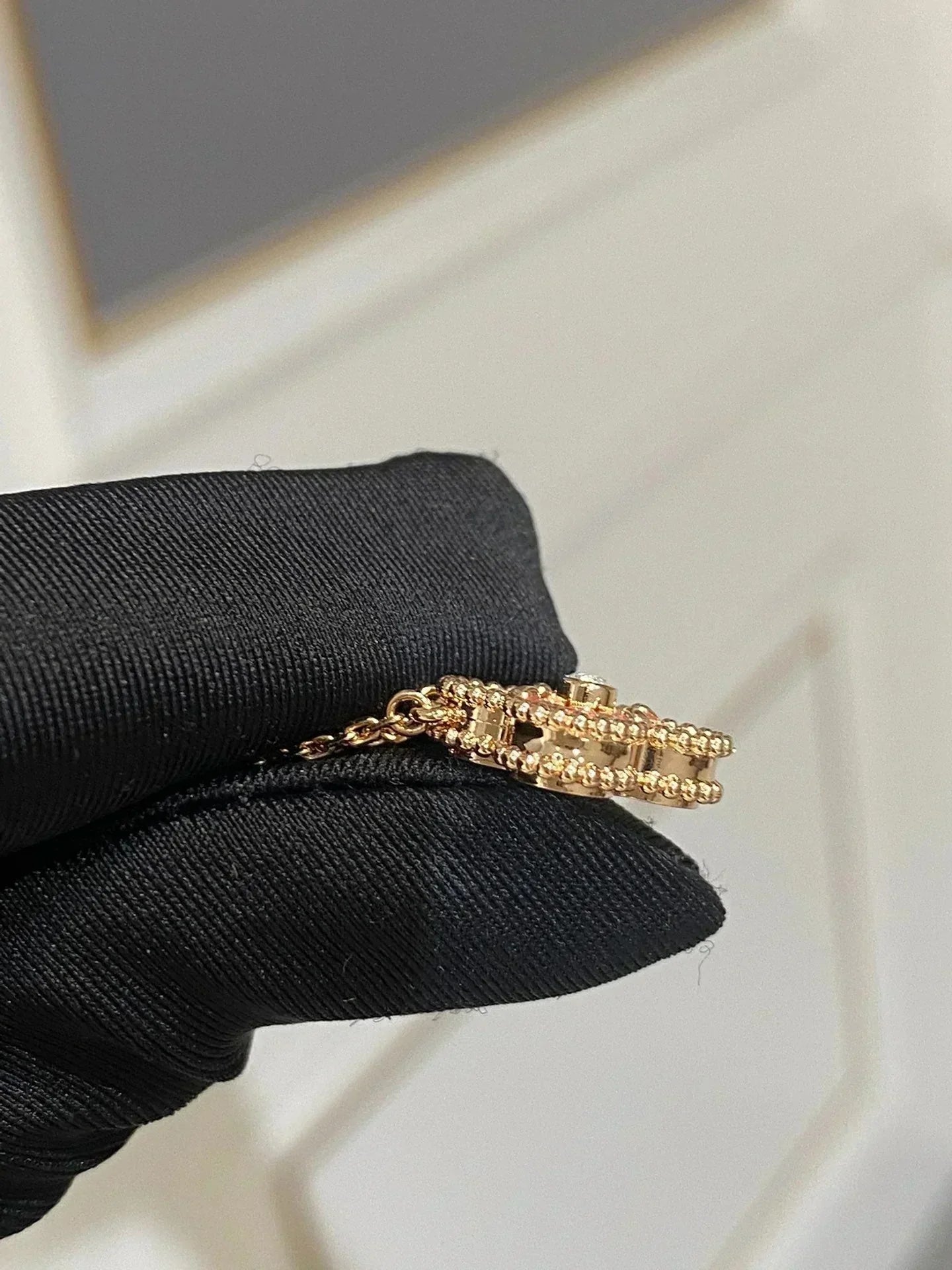 {"jewelryType": "Halskette", "brand": "Renovia Jewelry", "collection": "CLOVER", "stone": "Rhodonit", "stoneColor": "Pink", "diamondCut": "Brillant", "metal": "Rhodium", "pendantSize": "15mm"}