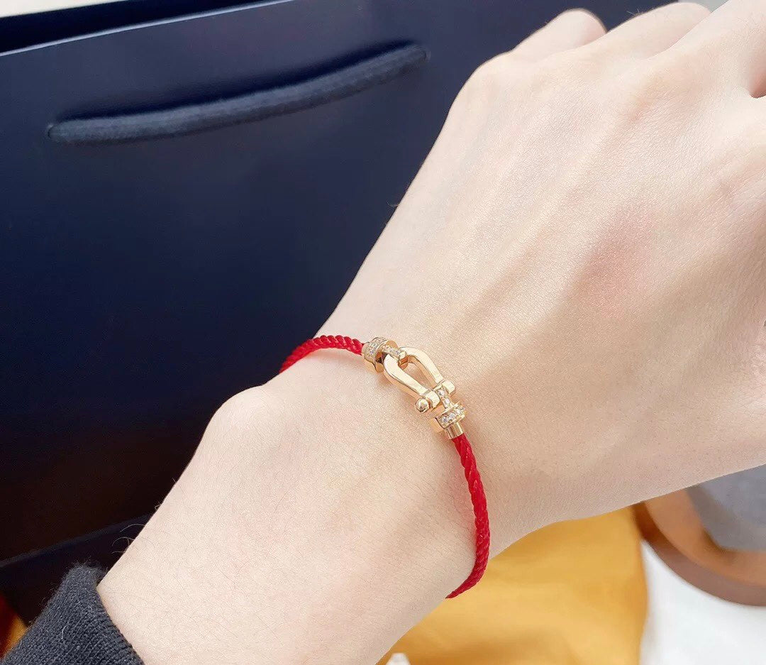 ```json
{
"translation": "RENOMA JEWELRY FORCE 10 HALB DIAMANT ROTGOLD ROTES BAND GROßES UND MITTLERES MODELL"
}
```