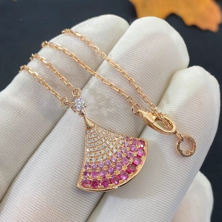 {"context": "Renovia Jewelry", "text": "DREAM HALSKETTE ROTGOLD ROSADIA MANT"}