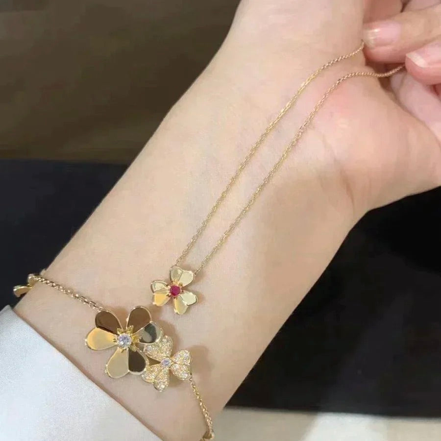 {"Renovia Jewelry":"FRIVOLE GOLD BLUMENHALSKETTE"}