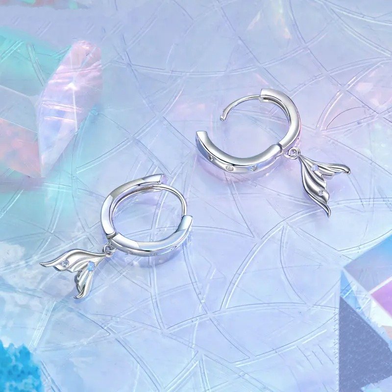 Zierlicher vergoldeter Ohrring, hypoallergener Fischschwanzohrring, Geschenk SCE1744